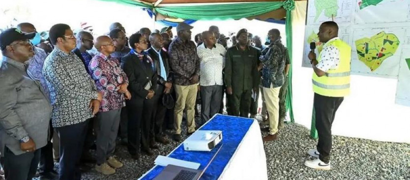 Kaimu Mkurugenzi Mkuu wa Tume, Prof. Wakuru Magigi (kulia) akitoa maelezo kwa Waziri Mkuu, Mh. Kassim Majaliwa kuhusu kazi ya utekelezaji wa Mpango Kina wa Matumizi ya Ardhi (Detail Land Use Plan) wa kijiji cha Msomera Wilayani Handeni.