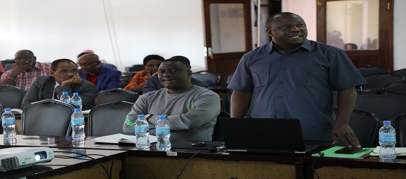 Mkurugenzi Msaidizi, Mipango ya Matumizi ya Ardhi Bw. Obed Katonge (kulia) akiwasilisha kwa Kamati ya Bunge kazi ya utekelezaji wa mradi wa Upangaji Matumizi ya Ardhi katika vijiji vinavyopitiwa na Bomba la Mafuta Wilayani Singida