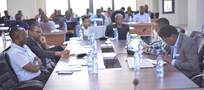 Sehemu ya Wadau kutoka Taasisi mbalimbali zinazowezesha Uandaaji, Usimamizi na Utekelezaji wa Mipango ya Matumizi ya Ardhi wakifuatilia kwa makini mjadala wakati wa Kikao Kazi kilichaandaliwa na Tume