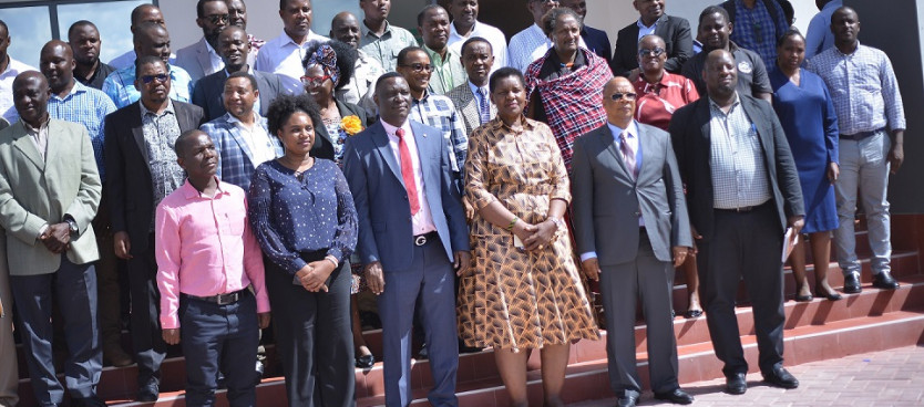 Waziri wa Ardhi, Nyumba na Maendeleo ya Makazi Mh. Dkt. Angeline Mabula akiwa kwenye picha ya pamoja na Wadau waliohudhuria Kikao Kazi cha kujadili Mipango ya Matumizi ya Ardhi, Uwekezaji na Utatuzi wa Migogoro ya Ardhi kilichoandaliwa na Tume