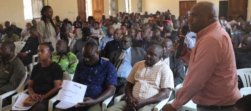 Mkurugenzi Msaidizi Usimamizi wa Matumizi ya Ardhi (ADLUM) Bw. Dioscory Kanuthi (kulia) akiwasilisha Rasimu ya Mpango wa Matumizi ya Ardhi ya Halmashauri ya Nsimbo kwa Wadau wa Matumizi ya Ardhi wa Halmashauri hiyo tarehe 29/08/2022.
