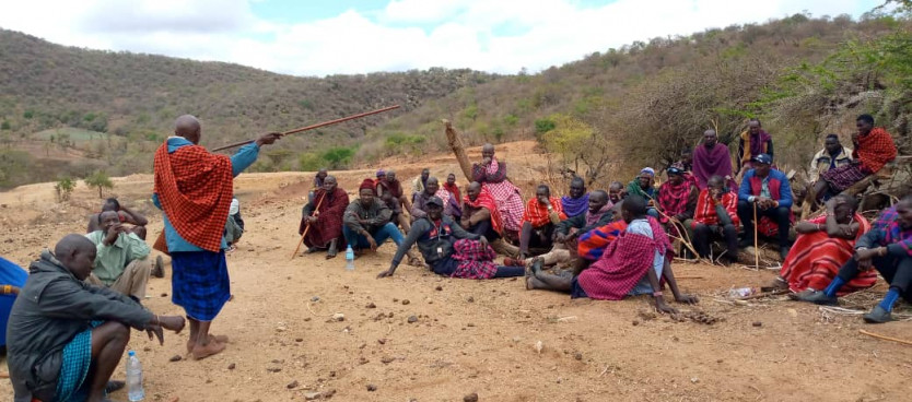 Wajumbe wa kamati za uhakiki wa mipaka kutoka vijiji vya Sale, Yassimdito, Loshwashi na Maaloni wakiwa kwenye majadiliano ya kuweka mipaka vijiji vyao wakati wa zoezi la uandaaji mipango ya matumizi ya ardhi ya vijiji katika tarafa za Sale na Loliondo.