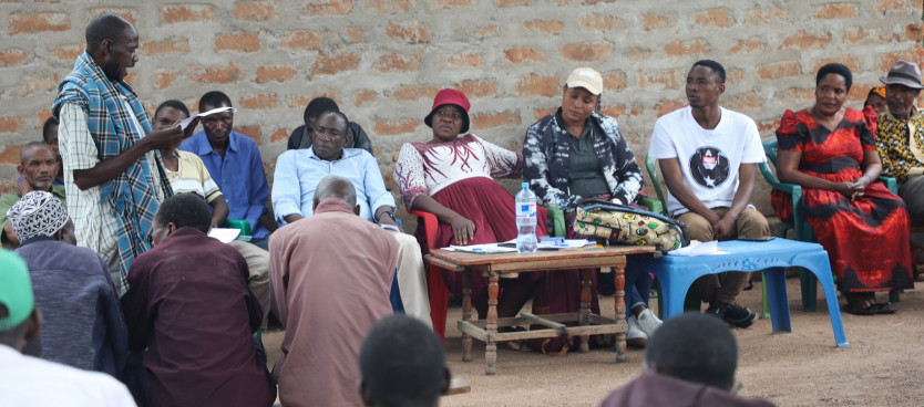 Mjumbe wa Kamati ya Usimamizi wa Matumizi ya Ardhi ya Kijiji (aliyesimama) akiwasilisha rasimu ya mpango wa matumizi ya ardhi ya kijiji kwenye mkutano mkuu wa Kijiji cha Sapa
