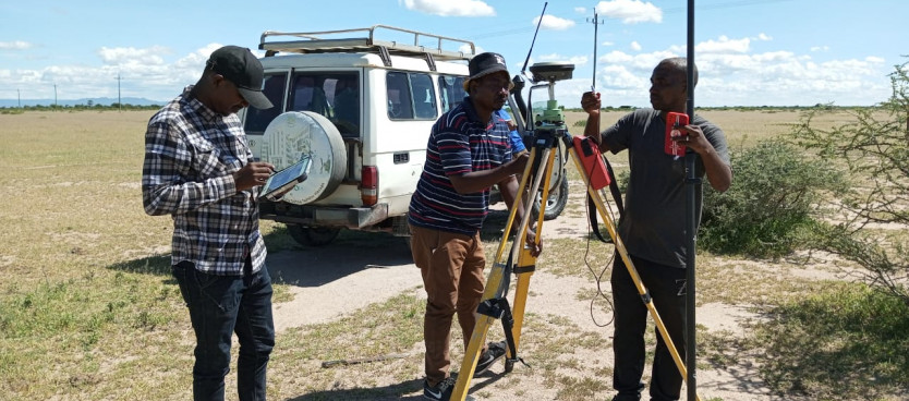 Wapima Ardhi wakiandaa vifaa kwa ajili ya upimaji wa mipaka ya vijiji vilivyohitaji marekebisho ya mipaka, wakati wa zoezi la uandaaji mipango ya matumizi ya ardhi ya vijiji 25 katika Halmashauri za Wilaya ya Itilima, Busega na Meatu Mkoani Simiyu.