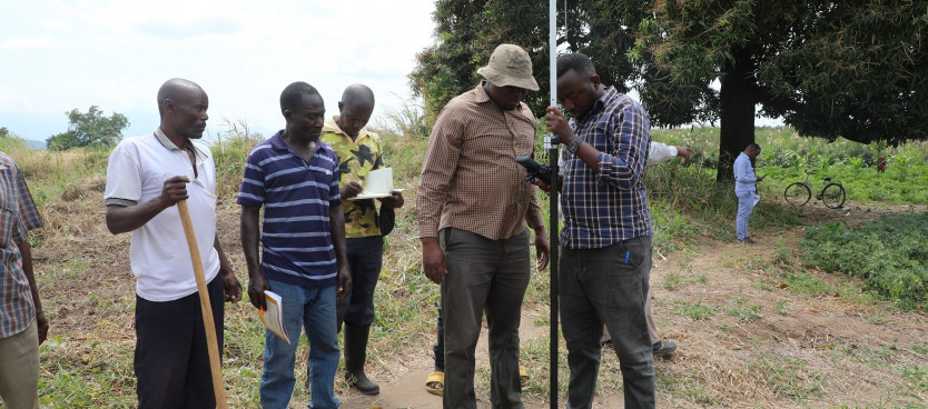 Mpima Ardhi wa Tume Emmanuel Mwanga akichukua majira nukta kwenye mpaka wa Vijiji vya Gomero na Kichangani, Halmashauri ya Wilaya ya Morogoro wakati wa zoezi la uandaaji wa Mipango ya Matumizi ya Ardhi ya Vijiji jirani na Hifadhi ya Nyerere