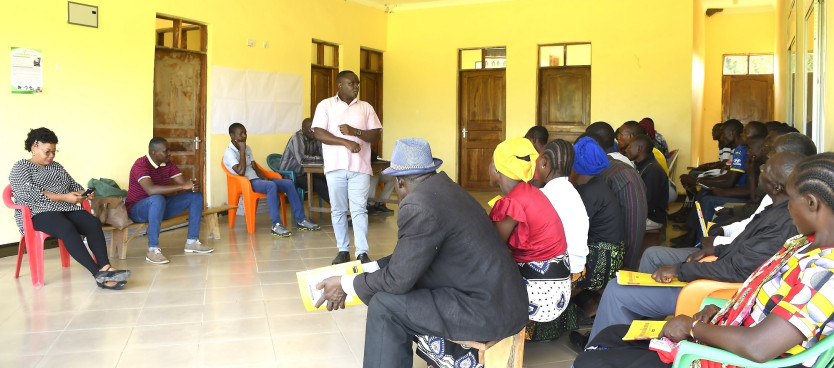 Afisa Mifugo wa Tume Bw. Zaidi Mwinori (aliyesimama) akitoa elimu juu ya Usimamizi wa Rasilimali Ardhii kwa Wajumbe wa Halmashauri ya Kijiji, Baraza la Ardhi la Kijiji na Kamati ya Usimamizi Matumizi ya Ardhi wakati wa uandaaji Mpango wa Matumizi ya Ardhi