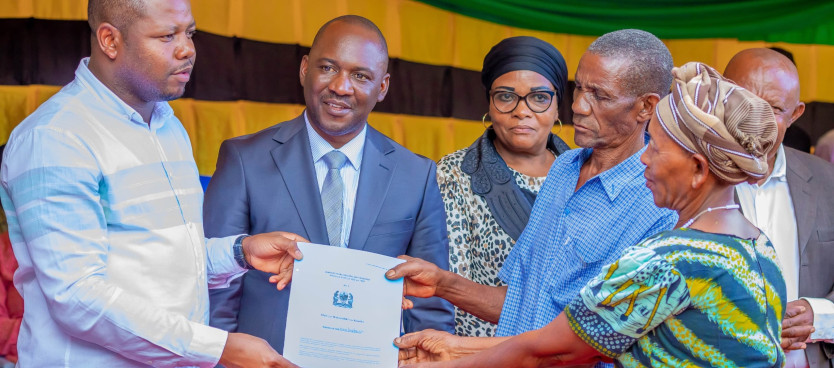 Mwenyekiti wa Kamati ya Bunge ya Ardhi, Maliasili na Utalii, Mhe. Timotheo Mzava akikabidhi Hati ya Hakimiliki ya Kimila kwa Wananachi wa Kijiji cha Msaranga wakati wa Ziara ya Kamati hiyo kukagua kazi zilizotekelezwa na Tume Wilayani Rombo 15/3/25