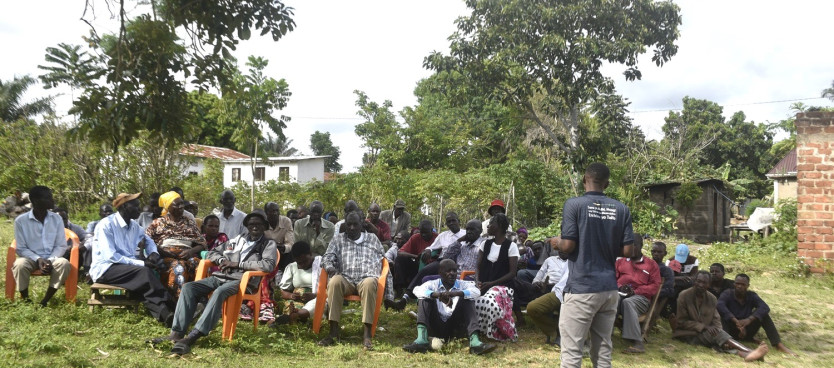 Baadhi ya Wananchi wa Kijiji cha Busiri kilichopo Wilaya ya Ukerewe, Mkoani Mwanza wakimsikiliza kwa makini Afisa Mifugo kutoka Tume Bw. Adof Mahela akitoa elimu ya Usimamizi wa Rasilimali Ardhi wakati wa uandaaji Mpango wa Matumizi ya Ardhi wa Kijiji