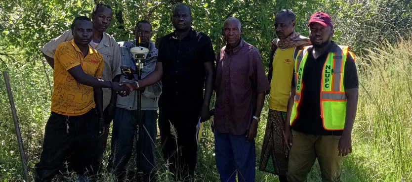 Wenyeviti wa Vijiji vya Nyambwe na Minyoso wakishikana mikono mara baada ya kusimika Jiwe la Mpaka la Vijiji hivyo wakati wa zoezi la uandaaji Mipango ya Matumizi ya Ardhi linaloendelea katika Halmashauri ya Wilaya ya Mpimbwe Mkoani Katavi 14/04/2025
