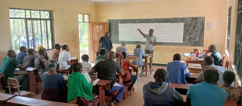 Wajumbe wa Halmashauri ya Kijiji cha Mwamatiga kilichopo katika Halmashauri ya Wilaya ya Mpimbwe na Kamati ya Usimamizi Matumizi ya Ardhi ya Kijiji hicho wakisikiliza kwa makini Mafunzo juu ya Usimamizi wa Rasilimali Ardhi yaliyotolewa na mtaalamu wa Tume
