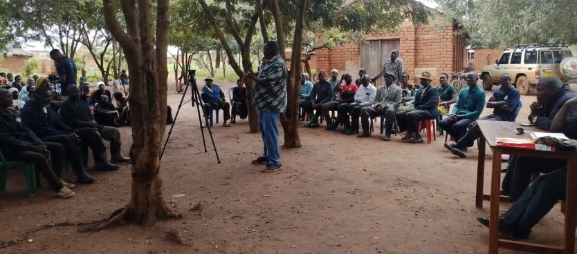 Mkuu wa Ofisi za Tume Kanda ya Mashariki Bw. Edward Mpanda (katikati) akitoa elimu ya Sheria za Ardhi, Maliasili na Mazingira kwa Wananchi wa Kijiji cha Ilyamchele, Wilayani Bukombe wakati wa uandaaji Mpango wa Matumizi ya Ardhi ya Kijiji hicho 04/05/25