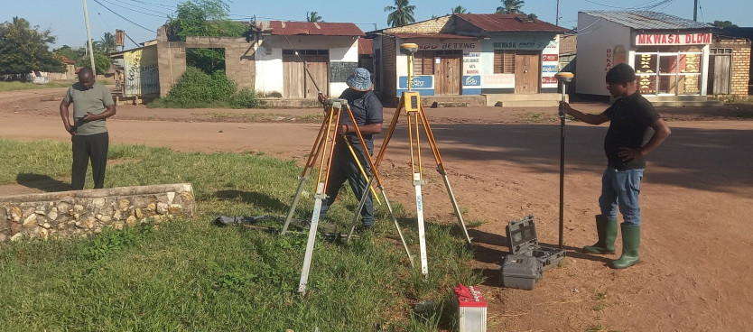 Wapima Ardhi kutoka Tume na Ofisi ya Kamishna Msaidizi wa Ardhi Mkoa wa Mtwara wakisimika Vifaa vya Upimaji kwa ajili ya kuhuisha Mipaka ya Ardhi ya Vijiji vya Kata ya Maundo Wilayani Tandahimba ili kutatua Migogoro ya Mipaka baina ya vijiji hivyo 15/5/25