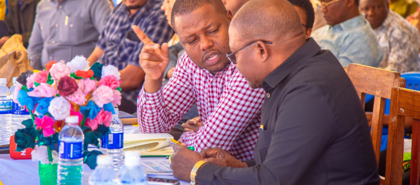 Mwenyekiti wa Kamati ya Kudumu ya Bunge ya Ardhi, Maliasili na Utalii Mhe. Timotheo Mzava akiteta jambo na Naibu Waziri wa Ardhi Mhe. Geophrey Pinda wakati wa ziara ya Kamati katika Kijiji cha Msungua, Wilaya ya Ikungi, Singida 24/05/2025