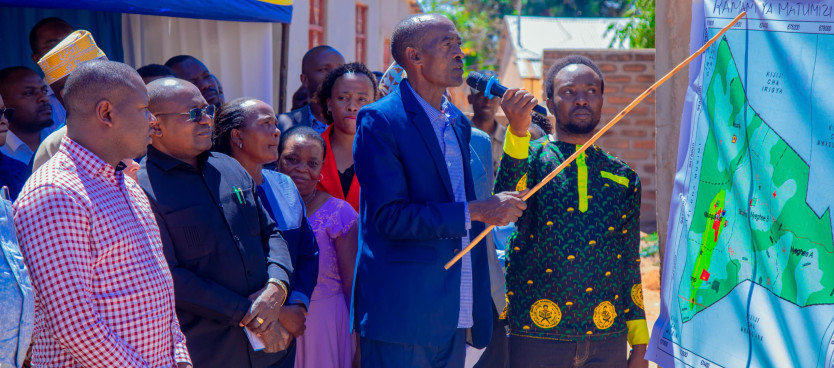 Mwenyekiti wa Kamati ya Usimamizi Matumizi ya Ardhi ya Kijiji cha Msungua (VLUMC) akifanya wasilisho la Mpango wa Matumizi ya Ardhi wa Kijiji hicho mbele ya Kamati ya Kudumu ya Bunge ya Ardhi, Maliasili na Utalii 24/05/2025