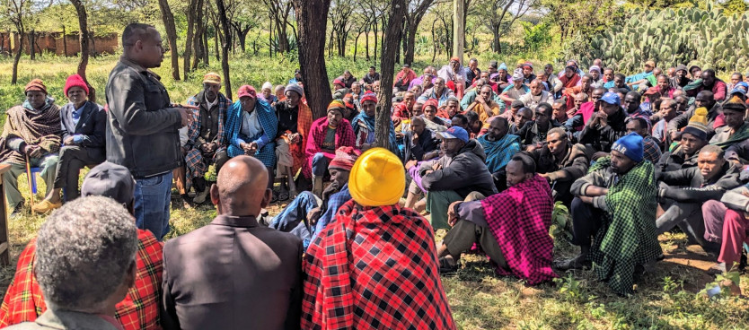 Sehemu ya Wananchi wa Kijiji cha Dirim kilichopo katika Halmashauri ya Wilaya ya Mbulu, Mkoani Manyara, wakimsikiliza kwa makini Mtaalamu kutoka Tume Bw. Fadhili Makame wakati wa kutambulisha zoezi la Mpango wa Matumizi ya Ardhi ya Kijiji hicho.