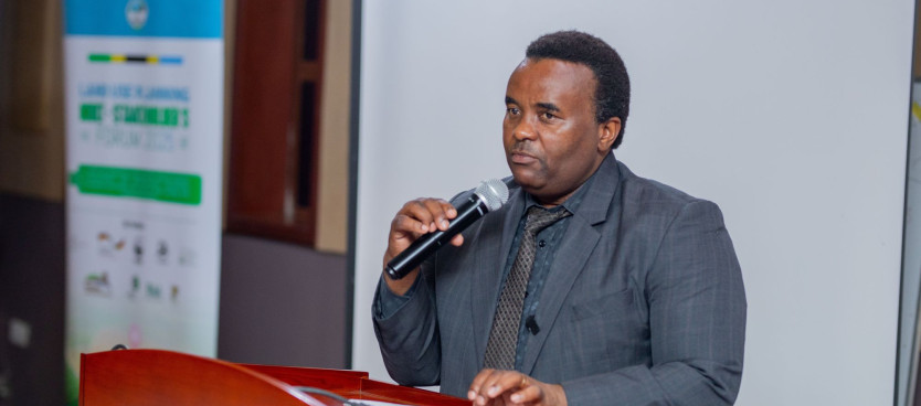 Katibu Mkuu wa Wizara ya Ardhi, Nyumba na Maendeleo ya Makazi Eng. Anthony Sanga akifungua Jukwaa la Wadau wa Uandaaji, Usimamizi na Utekelezaji wa Mipango ya Matumizi ya Ardhi, Arusha tarehe 23/06/2025