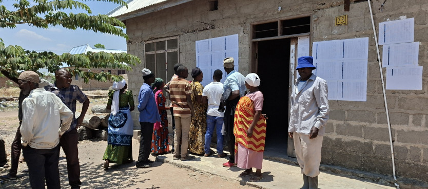 Baadhi ya wananchi wa Kijiji cha Makibo, Wilayani Sikonge wakifanya Uhakiki wa Taarifa zao zitakazotokea kwenye Hati za Hakimiliki za Kimila (CCROs) mara baada ya kupimiwa maneo yao kwa ajili ya kumilikishwa Kisheria 18/10/2025