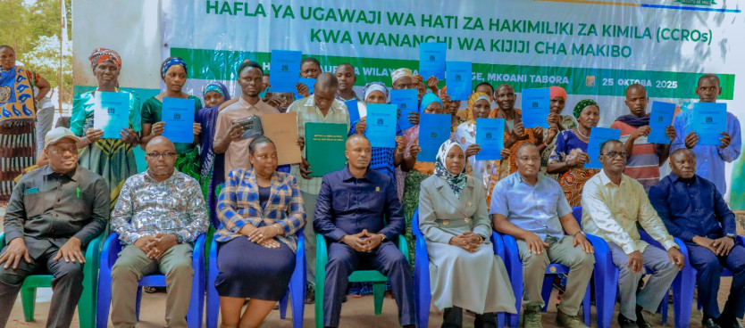 Sehemu ya wananchi wa Kijiji cha Makibo wakiwa kwenye picha ya pamoja na Mkuu wa Wilaya ya Sikonge mara baada ya kubaidhiwa Hati zao zilizoandaliwa na Tume kupitia Mradi wa Usimamizi Shirikishi wa Misitu ya Miombo