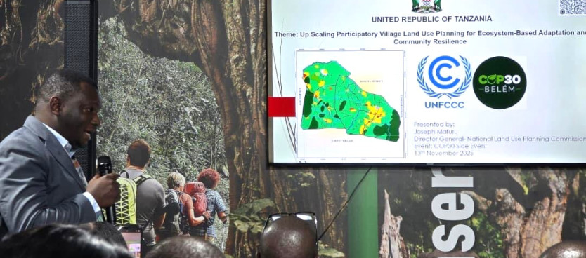 Mkurugenzi Mkuu wa Tume Bw. Joseph Mafuru akiwasilisha Mada kuhusu Upangaji Matumizi ya Ardhi katika moja ya Mijadala inayoendelea kwenye Mkutano wa 30 wa Umoja wa Mataifa kuhusu Mabadiliko ya Tabianchi (COP30) Belem, Brazil 13/11/2025