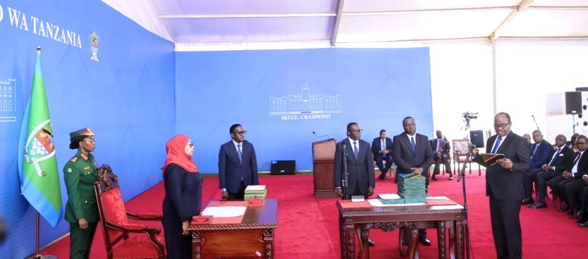 Rais wa Jamhuri ya Muungano wa Tanzania Mhe. Dkt. Samia Suluhu Hassan akimuapisha Mhe. Dkt. Leonard Douglas Akwilpo (MB) kuwa Waziri wa Ardhi Nyumba na Maendeleo ya Makazi katika hafla iliyofanyika Ikulu Jijini Dodoma 18/11/2025