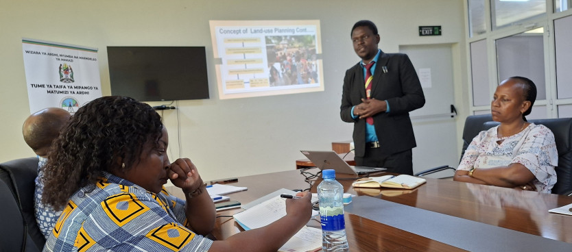 Mkurugenzi wa Utafiti, Uzingatiaji na Mifumo Dkt. Joseph Paul, akifanya wasilisho kuhusu upangaji wa matumizi ya ardhi wakati wa kikao na ujumbe kutoka International Cooperation and Consultancy Center (ICCC) kilichofanyika tarehe 26 Novemba 2025.