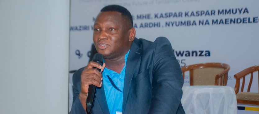 Mkurugenzi Mkuu wa Tume Bw. Joseph Mafuru akimuwakilisha Katibu Mkuu Wizara ya Ardhi, Nyumba na Maendeleo ya Makazi, Mhandisi Antony Sanga kufunga Mkutano wa 10 wa mwaka wa Wataalamu wa Mipango Miji na Vijiji uliofanyika Jijini Mwanza tarehe 27&28/11/2025