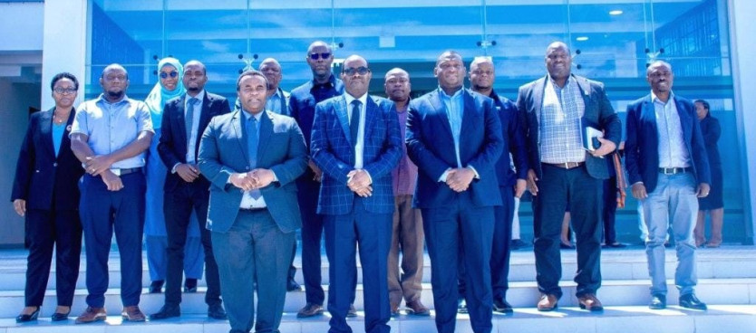 Waziri wa Ardhi, Nyumba na Maendeleo ya Makazi Mhe. Dkt. Leonard Akwilapo akiwa katika picha ya pamoja na Wajumbe wa Kamati ya Ufundi ya Mipango ya Matumizi ya Ardhi mara baada ya kuizindua katika hafla iliyofanyika Dodoma 17/12/2025