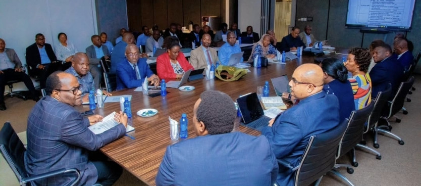 Waziri wa Ardhi, Mhe. Dkt. Leonard Akwilapo, ameongoza kikao cha Menejimenti ya Wizara hiyo ambapo walijadili masuala mbalimbali yanayohusu sekta ya ardhi na kuweka mikakati ya kuboresha utendaji kazi pamoja na kuimarisha utoaji wa huduma kwa wananchi.