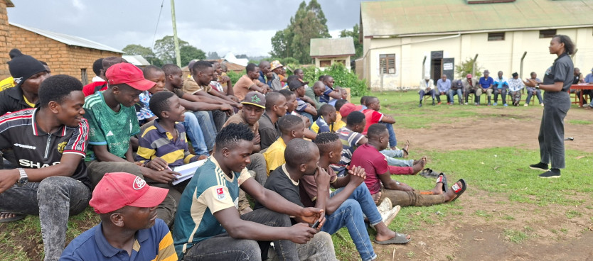 Mtaalamu kutoka Tume, Bi. Esther Rapemo, akitoa elimu kuhusu Sheria za Rasilimali Ardhi kwa wananchi wa Kijiji cha Pashungu, Wilayani Mbeya, wakati wa zoezi la utambulisho wa uandaaji wa Mipango ya Matumizi ya Ardhi ya Vijiji 8, lililofanyika 16/01/2026