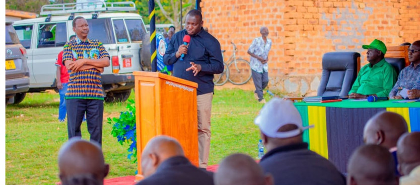 Mkurugenzi Mkuu wa Tume, Bw. Joseph Mafuru, akitoa taarifa ya kazi ya uandaaji wa Hati za Hakimiliki za Kimila (CCROs) kwa wananchi wa vijiji viwili Wilayani Ukerewe mbele ya Naibu Waziri wa Ardhi, Nyumba na Maendeleo ya Makazi, Mhe. Kaspar Mmuya, 16/2/26