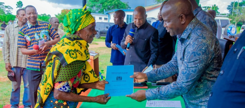 Naibu Waziri wa Wizara ya Ardhi, Nyumba na Maendeleo ya Makazi, Mheshimiwa Kaspar Mmuya, akikabidhi hati ya umiliki kwa mwananchi wa Kijiji cha Namagondo wakati wa hafla ya ugawaji wa hatimiliki hizo iliyofanyika kijijini hapo tarehe 16 Februari 2026.