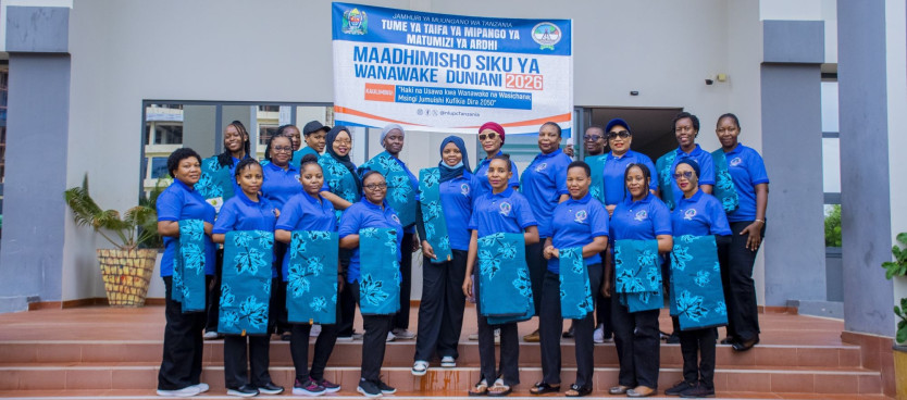 Wanawake kutoka Tume ya Taifa ya Mipango ya Matumizi ya Ardhi wakiwa tayari kwa ajili ya kusherehekea Maadhimisho ya Siku ya Wanawake Duniani ambapo Kimkoa yalifanyika katika Wilaya ya Kongwa tarehe 08/03/2026