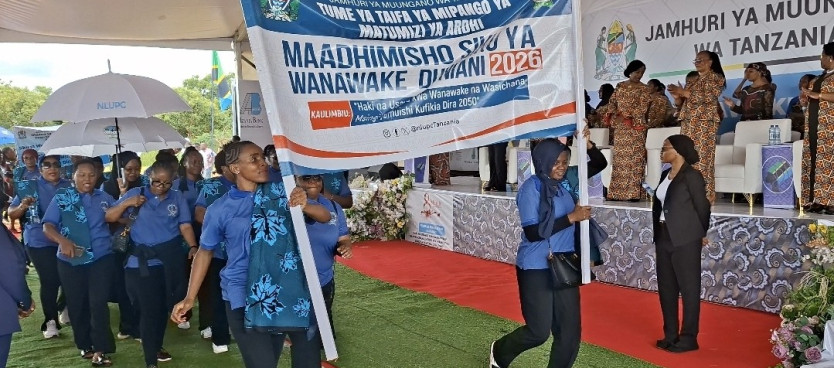 Wanawake kutoka Tume wakipata mbele ya Mgeni Rasmi, Mkuu wa Mkoa wa Dodoma, Mhe. Rosemary S. Senyamule wakati wa Maadhimisho ya Siku ya Wanawake Duniani yaliyofanyika katika viwanja vya Shule ya Msingi Mbande, Wilayani Kongwa 08/03/2026.