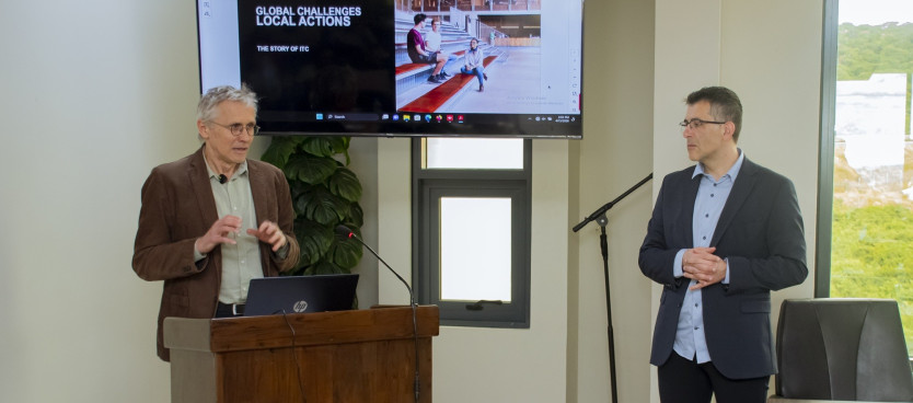 Wakufunzi kutoka Chuo Kikuu cha Twente nchini Uholanzi wakitoa mada kuhusu matumizi ya GIS na fursa za ushirikiano kati ya Tume na Chuo hicho, wakati wa kikao kazi na wataalamu wa Tume ya Taifa ya Mipango ya Matumizi ya Ardhi kilichofanyika Jijini Dodoma.