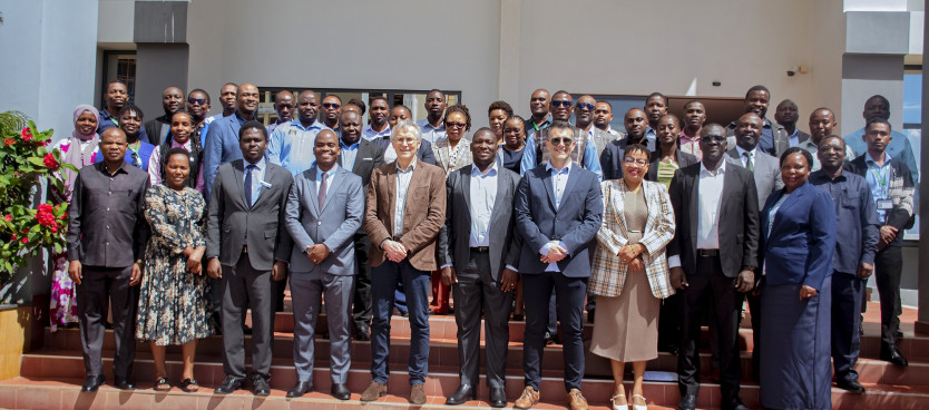 Wahadhiri kutoka Chuo Kikuu cha Twente nchini Uholanzi wakiwa kwenye picha ya pamoja na Viongozi na Watumishi wa Tume mara baada ya kumaliza kikao kazi kuhusu matumizi ya GIS na fursa za ushirikiano kati ya Tume na Chuo hicho, kilichofanyika Jijini Dodoma