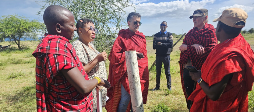 Wahadhiri kutoka Chuo Kikuu cha Twente nchini Uholanzi wakipata maelezo kutoka kwa viongozi wa Kijiji cha Selela Wilayani Monduli, Mkoa wa Arusha, wakati wa ziara ya mafunzo kuhusu utekelezaji wa mipango ya matumizi ya ardhi katika nyanda za malisho.