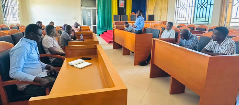 Wataalamu kutoka Tume wakiwajengea uwezo wajumbe wa Timu ya Upangaji Shirikishi wa Matumizi ya Ardhi (PLUM) ya Halmashauri ya Wilaya ya Msalala kabla ya kuanza zoezi la uandaaji wa Mipango ya Matumizi ya Ardhi ya Vijiji katika Halmashauri hiyo
