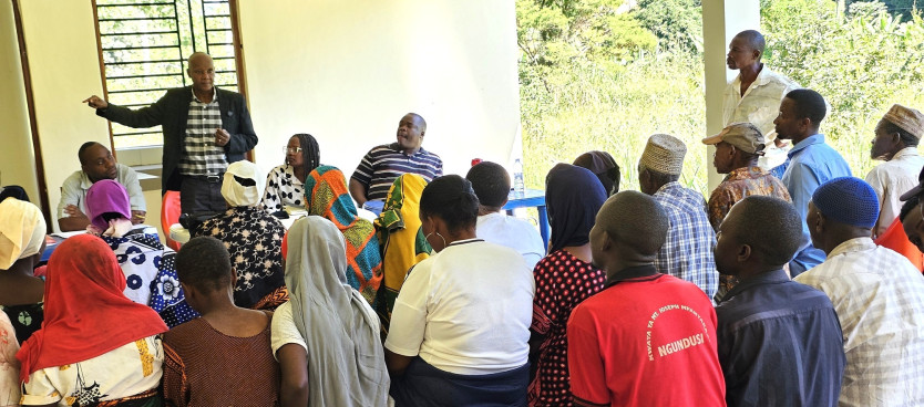 Afisa Ardhi Mkuu wa Tume Robin Wambura, akitoa mafunzo kuhusu Upangaji na Usimamizi wa Matumizi ya Ardhi kwa wajumbe wa Halmashauri ya Kijiji cha Muungano, Wilayani Morogoro, ikiwa ni sehemu ya zoezi la uandaaji wa Mipango ya Matumizi ya Ardhi ya Vijiji