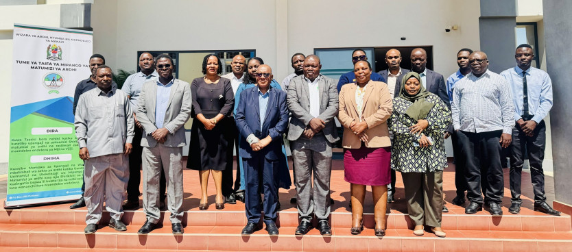 Uongozi na wataalamu wa Tume wakiwa katika picha ya pamoja na wahadhiri kutoka ARU baada ya kukamilisha majadiliano kuhusu maandalizi ya mafunzo maalum ya GIS yatakayowawezesha kuongeza ufanisi katika upangaji na usimamizi wa matumizi ya ardhi nchini