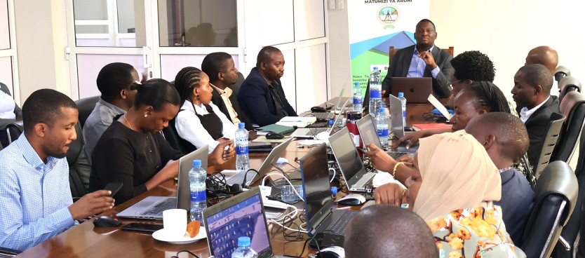 Mkurugenzi Mkuu wa Tume, Bw. Joseph C. Mafuru, akifungua mafunzo ya matumizi ya Mfumo wa e-Ardhi kwa wataalamu wa Tume, ikiwa ni hatua ya kuimarisha matumizi ya teknolojia za kidijitali katika utoaji wa huduma za ardhi na uandaaji wa Hatimiliki za Kimila 