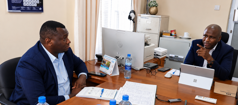 Mkurugenzi Mkuu wa Tume Bw. Joseph Mafuru, na Mkurugenzi Mkuu wa Bodi ya Nafaka na Mazao Mchanganyiko (CPB), Bw. Aradius Kategano, wakiwa katika mazungumzo kuhusu kuanzisha ushirikiano wa kimkakati utakaowezesha Taasisi hizo kutekeleza majukumu yao