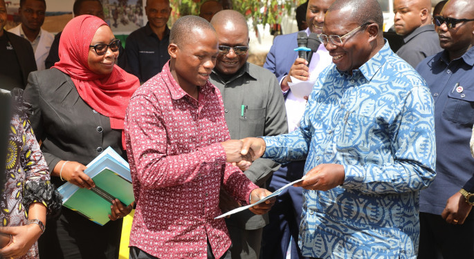 Makamu wa Rais akabidhi Hati Miliki za Kimila Makete